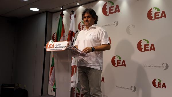 Pello Urizar en una rueda de prensa para explicar su dimisión como secretario general de EA Pello Urizar en una rueda de prensa para explicar su dimisión como secretario general de EA