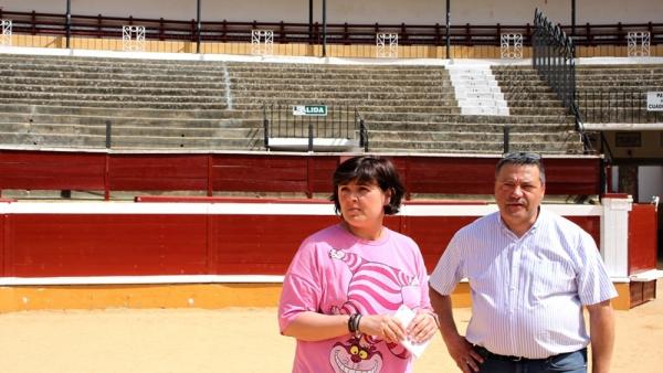 La concejal de Obras y Servicios Públicos de Soria, Ana Alegre, y el aparejador municipal, Tomás Ergueta, en la visita a la plaza de toros de la ciudad. La concejal de Obras y Servicios Públicos de Soria, Ana Alegre, y el aparejador municipal, Tomás Ergueta, en la visita a la plaza de toros de la ciudad.