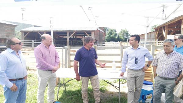 Miembros del consejo rector de Bantierra han visitado una explotación ganadera en la Comarca del Alto Gállego Miembros del consejo rector de Bantierra han visitado una explotación ganadera en la Comarca del Alto Gállego