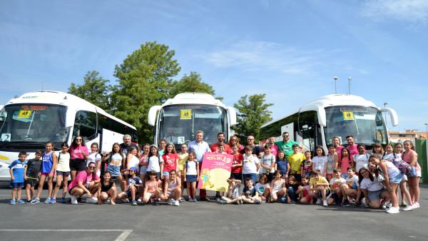 Un grupo de jóvenes antes de partir a los Campamentos de Cerro Muriano Un grupo de jóvenes antes de partir a los Campamentos de Cerro Muriano