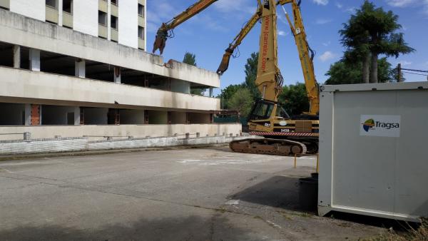Comienzan las obras de demolición del viejo hospital de Lugo. Comienzan las obras de demolición del viejo hospital de Lugo.
