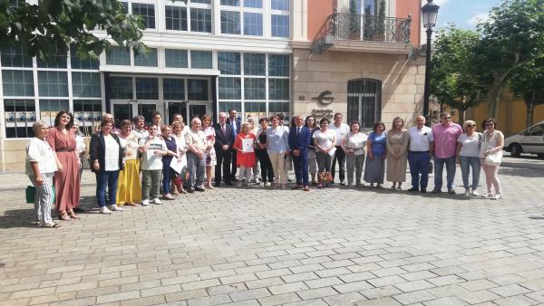 Foto de familia tras las firmas de los convenios. Foto de familia tras las firmas de los convenios.