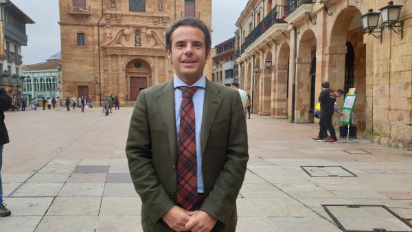 El primer teniente de alcalde de Oviedo y portavoz de Ciudadanos en la ciudad, Ignacio Cuesta, atiende a los medios en la plaza del Ayuntamiento. El primer teniente de alcalde de Oviedo y portavoz de Ciudadanos en la ciudad, Ignacio Cuesta, atiende a los medios en la plaza del Ayuntamiento.