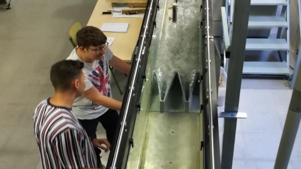 Imágenes de los ensayos en el canal hidráulico y de la exposición de pósteres de los proyectos de investigación, en la que se observa uno tutorizado por la UPCT Imágenes de los ensayos en el canal hidráulico y de la exposición de pósteres de los proyectos de investigación, en la que se observa uno tutorizado por la UPCT