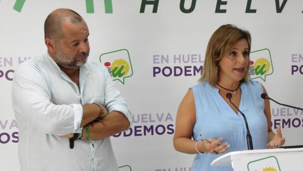La parlamentaria onubense de Adelante, María Gracia González, junto al coordinador provincial de IU, Rafael Sánchez Rufo. La parlamentaria onubense de Adelante, María Gracia González, junto al coordinador provincial de IU, Rafael Sánchez Rufo.