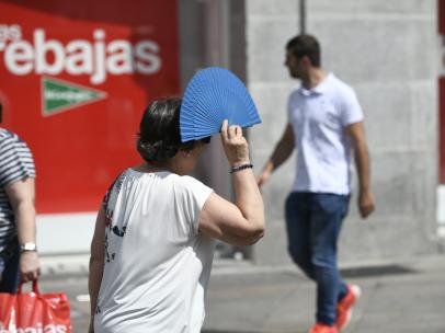 Recursos de calor, verano, sol, buen tiempo, mujer con abanico, rebaja, rebajas