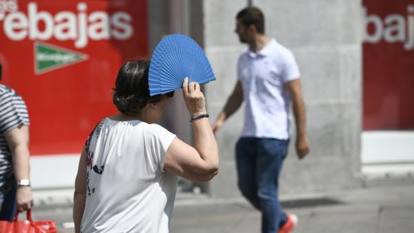 Recursos de calor, verano, sol, buen tiempo, mujer con abanico, rebaja, rebajas Recursos de calor, verano, sol, buen tiempo, mujer con abanico, rebaja, rebajas