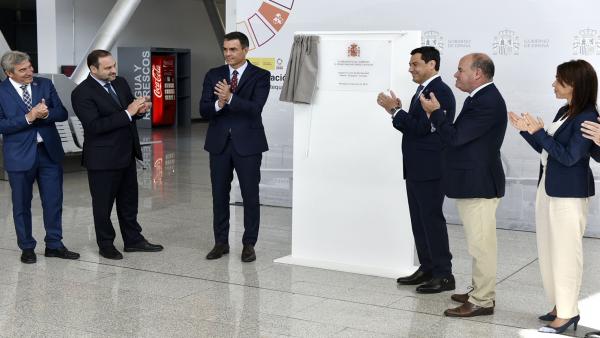 Pedro Sánchez, Juanma Moreno y Manuel Barón descubren la placa en la estación de AVE de Antequera Pedro Sánchez, Juanma Moreno y Manuel Barón descubren la placa en la estación de AVE de Antequera