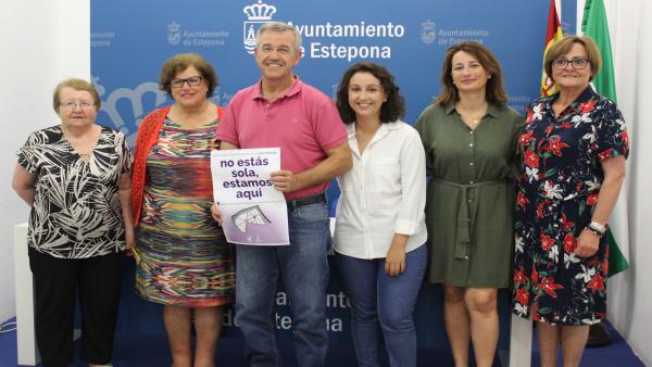 García urbano alcalde de estepona con fina aragón asociación mujeres peñas blancas punto morado en la feria contra agresiones sexuales García urbano alcalde de estepona con fina aragón asociación mujeres peñas blancas punto morado en la feria contra agresiones sexuales