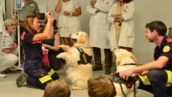 La unidad canina de Bomberos visita el Hospital Clínico La unidad canina de Bomberos visita el Hospital Clínico