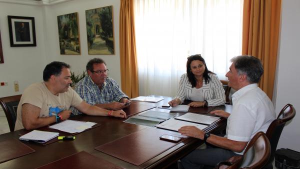 La alcaldesa de Espartinas se reúne con el gerente de la Mancomunidad del Guadalquivir La alcaldesa de Espartinas se reúne con el gerente de la Mancomunidad del Guadalquivir