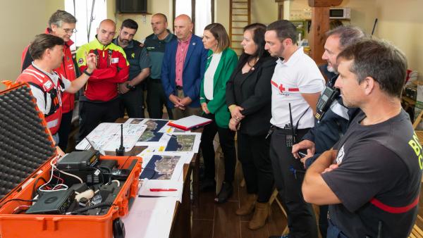La consejera de Presidencia y Justicia, Paula Fernández, con los coordinadores del dispositivo de búsqueda del menor desaparecido en los acantilados de Ruiloba La consejera de Presidencia y Justicia, Paula Fernández, con los coordinadores del dispositivo de búsqueda del menor desaparecido en los acantilados de Ruiloba