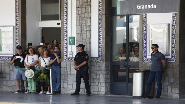 Personas esperan la llegada del AVE a Granada en la inauguración de la nueva línea de Alta Velocidad Madrid-Antequera-Granada. En la Estación de Granada. Personas esperan la llegada del AVE a Granada en la inauguración de la nueva línea de Alta Velocidad Madrid-Antequera-Granada. En la Estación de Granada.