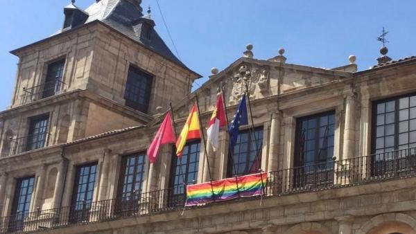 Bandera LGTBi en el Ayuntamiento de Toledo Bandera LGTBi en el Ayuntamiento de Toledo