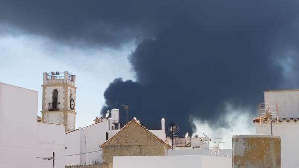 Humo del incendio de Indorama en el pueblo de San Roque. Humo del incendio de Indorama en el pueblo de San Roque.