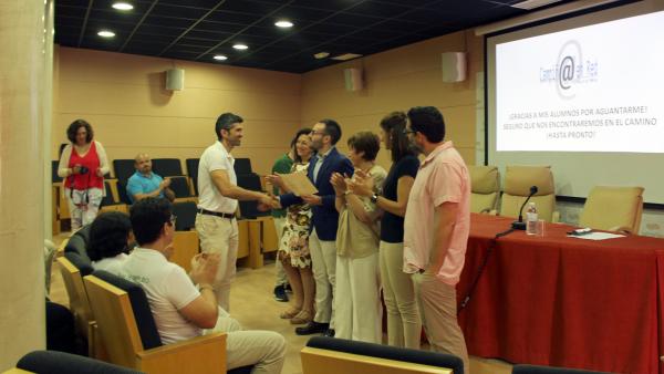 Autoridades en la entrega de diplomas Autoridades en la entrega de diplomas