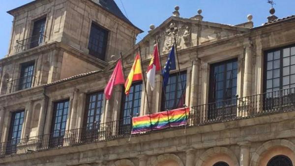 Badera arcoíris en el Ayuntamiento de Toledo Badera arcoíris en el Ayuntamiento de Toledo