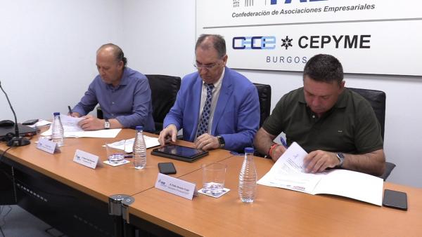 De izquierda a derecaha el secretario provincial de CCOO en Burgos, Ángel Citores; el presidente de FAE, Miguel Ángel Benavente; y el secretario de CCOO, Pablo Fraile. De izquierda a derecaha el secretario provincial de CCOO en Burgos, Ángel Citores; el presidente de FAE, Miguel Ángel Benavente; y el secretario de CCOO, Pablo Fraile.