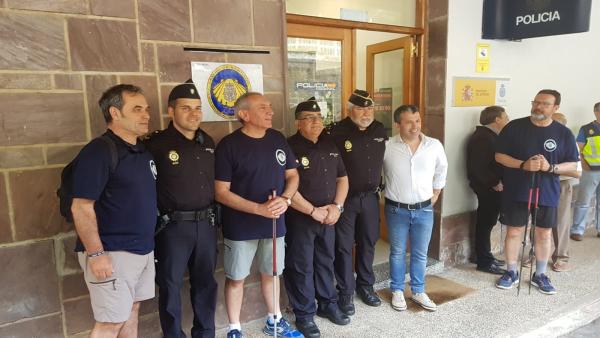 Participantes en el acto de presentación del puesto fronterizo de la Policía Nacional en Valcarlos como centro oficial de sellado del Camino de Santiago. Participantes en el acto de presentación del puesto fronterizo de la Policía Nacional en Valcarlos como centro oficial de sellado del Camino de Santiago.