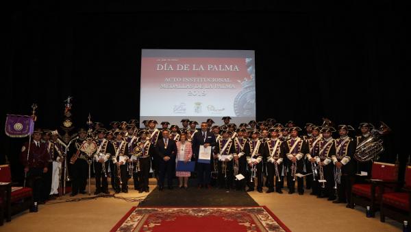 Foto de familia de premiados y autoridades. Foto de familia de premiados y autoridades.