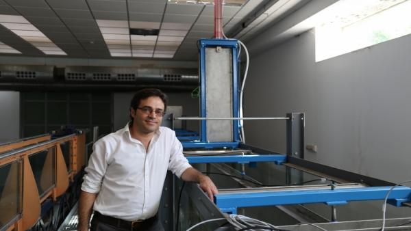 El profesor de Ingeniería Hidráulica del Departamento de Agronomía de la UCO, Óscar Castro Orgaz, junto a una recreación de un dique El profesor de Ingeniería Hidráulica del Departamento de Agronomía de la UCO, Óscar Castro Orgaz, junto a una recreación de un dique