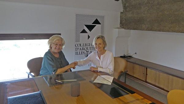 La nieta del arquitecto Gaspar Bennazar tras la firma del acuerdo con la decana del Coaib, Marta Vall.Llossera. La nieta del arquitecto Gaspar Bennazar tras la firma del acuerdo con la decana del Coaib, Marta Vall.Llossera.