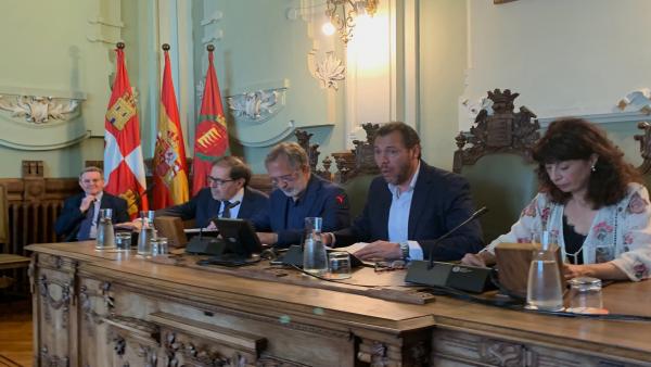 Mesa presidencial del primer Pleno del mandato en el Ayuntamiento de Valladolid Mesa presidencial del primer Pleno del mandato en el Ayuntamiento de Valladolid