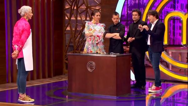 Teresa presenta su plato al jurado de 'MasterChef'. Teresa presenta su plato al jurado de 'MasterChef'.