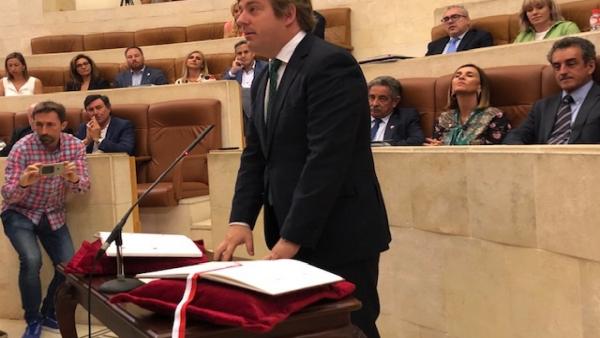 El regionalista Pablo Diestro toma posesión como diputado, ocupando el escaño del fallecido De la Sierra El regionalista Pablo Diestro toma posesión como diputado, ocupando el escaño del fallecido De la Sierra