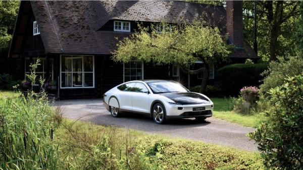 Así es el primer coche solar con una autonomía de 725 kilómetros. Así es el primer coche solar con una autonomía de 725 kilómetros.