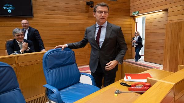 El presidente de la Xunta, Alberto Núñez Feijóo, entra en el hemiciclo del Parlamento de Galicia El presidente de la Xunta, Alberto Núñez Feijóo, entra en el hemiciclo del Parlamento de Galicia