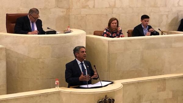 El presidente de Cantabria en funciones y candidato a la reelección, Miguel Ángel Revilla, en la primera sesión del debate de investidura El presidente de Cantabria en funciones y candidato a la reelección, Miguel Ángel Revilla, en la primera sesión del debate de investidura