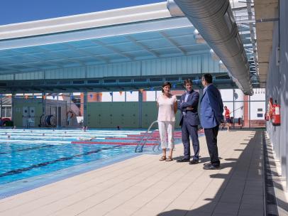 El concejal de Deportes, David Guevara, en una de las piscinas del IMD