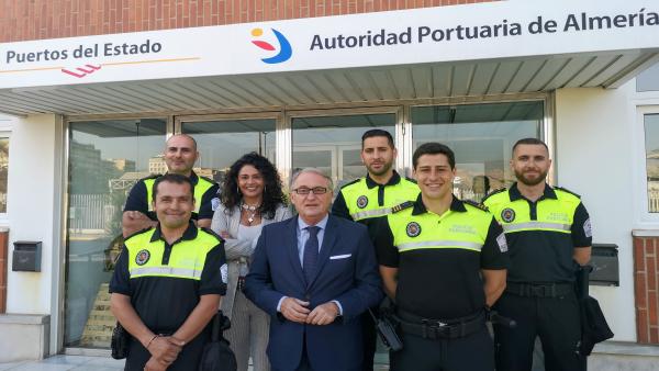 El presidente de la APA, Jesús Caicedo, junto a los nuevos policías portuarios El presidente de la APA, Jesús Caicedo, junto a los nuevos policías portuarios