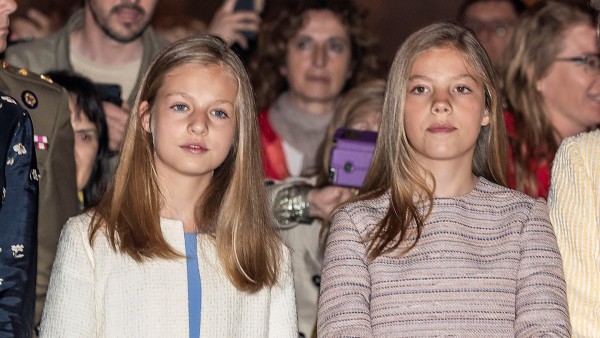 La princesa Leonor y la infanta Sofía durante la misa de Pascua en Palma La princesa Leonor y la infanta Sofía durante la misa de Pascua en Palma