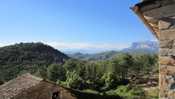 Pueblo y montañas Pueblo y montañas
