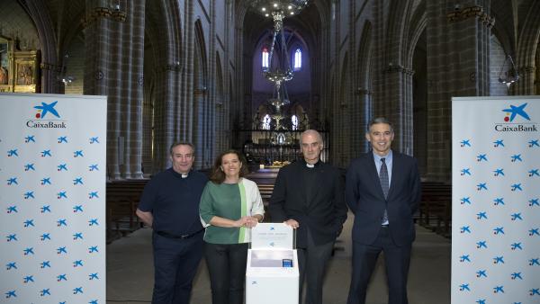 De izquierda a derecha, Javier Leoz, párroco de San Lorenzo; Ana Díez Fontana, directora territorial de CaixaBank en Navarra; Carlos Ayerra, ecónomo del Arzobispado, y Óscar Insausti, Director de Instituciones de CaixaBank en Navarra. De izquierda a derecha, Javier Leoz, párroco de San Lorenzo; Ana Díez Fontana, directora territorial de CaixaBank en Navarra; Carlos Ayerra, ecónomo del Arzobispado, y Óscar Insausti, Director de Instituciones de CaixaBank en Navarra.