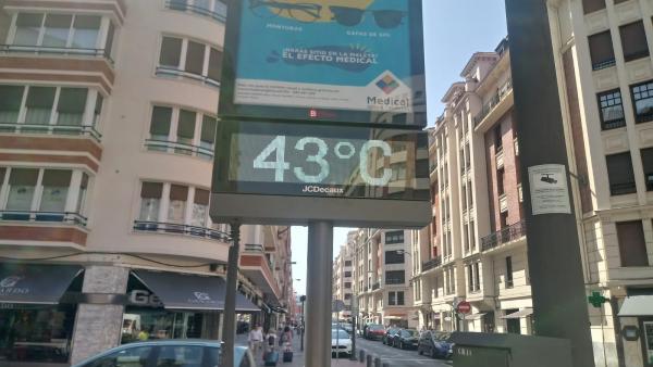 Termómetro en Bilbao marca 43 grados Termómetro en Bilbao marca 43 grados