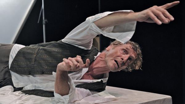 Interpretación del dramaturgo italiano Emanuele Vezzoli basada en el texto Ocean Terminal de Piergiorgio Welby Interpretación del dramaturgo italiano Emanuele Vezzoli basada en el texto Ocean Terminal de Piergiorgio Welby