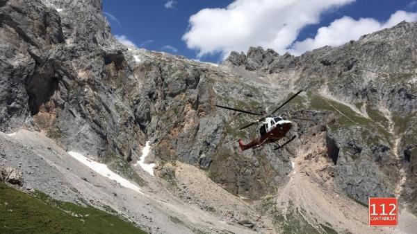 Rescate en helicóptero a un hombre accidentado en Picos de Europa Rescate en helicóptero a un hombre accidentado en Picos de Europa