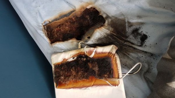 Una tableta Samsung se quema después de dejarla cargando toda la noche encima de la cama Una tableta Samsung se quema después de dejarla cargando toda la noche encima de la cama