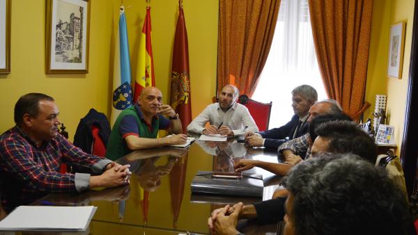 El alcalde de Ourense, Gonzalo Pérez Jácome, firma el decreto de delegación de competencias en los concejales que integran el gobierno municipal. El alcalde de Ourense, Gonzalo Pérez Jácome, firma el decreto de delegación de competencias en los concejales que integran el gobierno municipal.