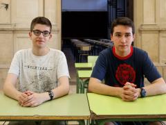 Eduard Garrabou (derecha) y Arnau Noguera (izquierda) en los pupitres del instituto Antoni Torroja de Cervera (Lleida).