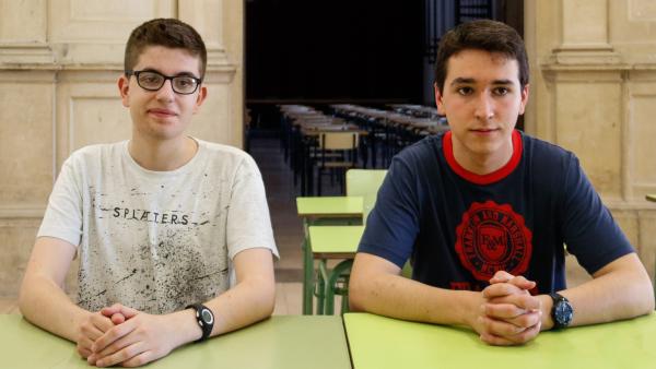 Eduard Garrabou (derecha) y Arnau Noguera (izquierda) en los pupitres del instituto Antoni Torroja de Cervera (Lleida). Eduard Garrabou (derecha) y Arnau Noguera (izquierda) en los pupitres del instituto Antoni Torroja de Cervera (Lleida).