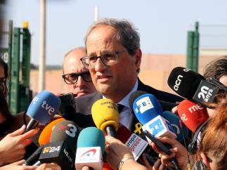 El president de la Generalitat, Quim Torra, atendiendo a los medios a las puertas de la prisión de Lledoners.