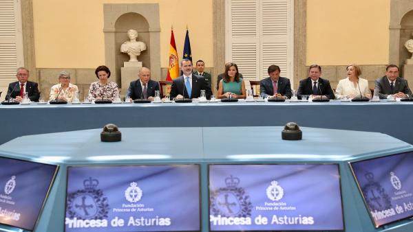 El Rey don Felipe VI y la reina doña Letizia asisten a la reunión anual con los miembros de los patronatos de la Fundación Princesa de Asturias. El Rey don Felipe VI y la reina doña Letizia asisten a la reunión anual con los miembros de los patronatos de la Fundación Princesa de Asturias.