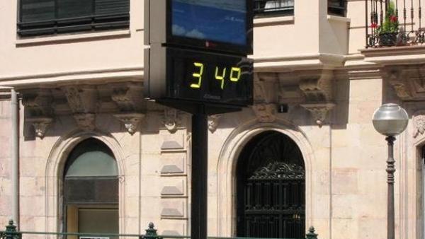 Un Termómetro Marca 34 Grados Centígrados Un Termómetro Marca 34 Grados Centígrados