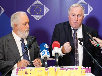 El comsiario europeo de Energía y Clima, Miguel Arias Cañete (I), y el presidente del Comité Europeo de las Regiones, Karl-Heinz Lambertz (D), en el Pleno del Comité Europeo de las Regiones.