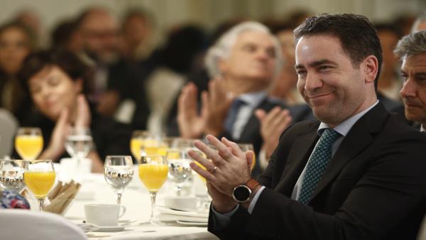 El secretario general del PP, Teodoro García Egea, aplaude durante un Desayuno Informativo de Fórum Europa organizado en el Hotel Westin Palace de Madrid. El secretario general del PP, Teodoro García Egea, aplaude durante un Desayuno Informativo de Fórum Europa organizado en el Hotel Westin Palace de Madrid.