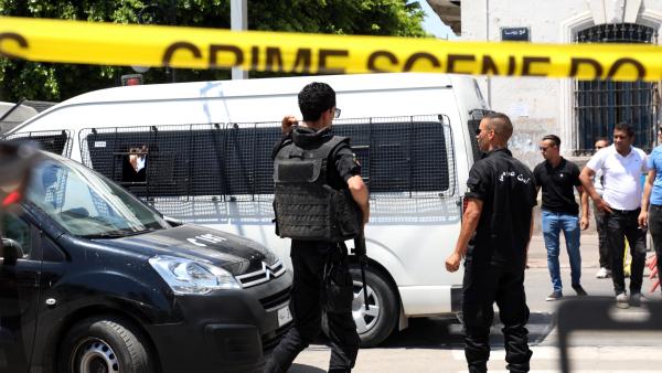 La policía acordona la zona del primer ataque suicida en Túnez capital. La policía acordona la zona del primer ataque suicida en Túnez capital.